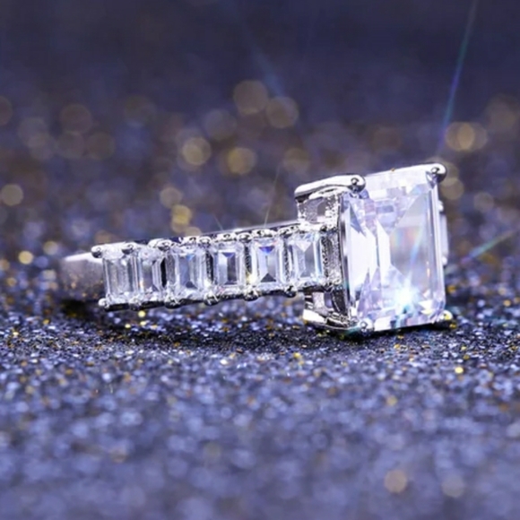 New Silver Zircon Ring - Picture 2 of 6